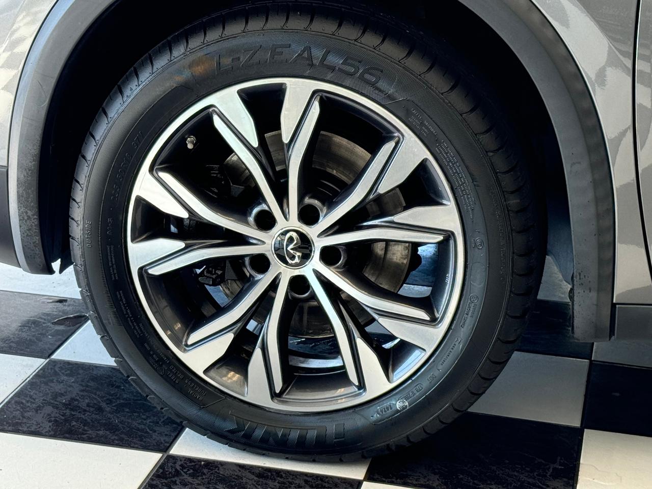 2017 Infiniti QX30 QX30 AWD+New Tires+Roof+CAM+ONE OWNER+CLEAN CARFAX Photo
