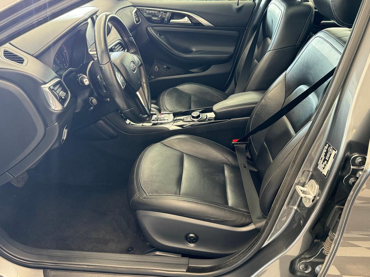 2017 Infiniti QX30 QX30 AWD+New Tires+Roof+CAM+ONE OWNER+CLEAN CARFAX Photo