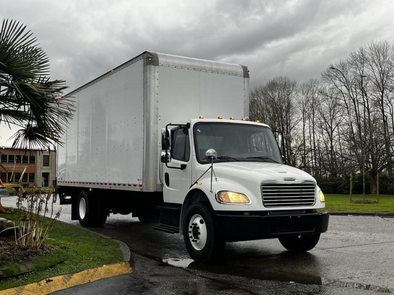 Used 2018 Freightliner M2106 24 Foot Cube Van with Powered Tailgate Diesel for sale in Burnaby, BC