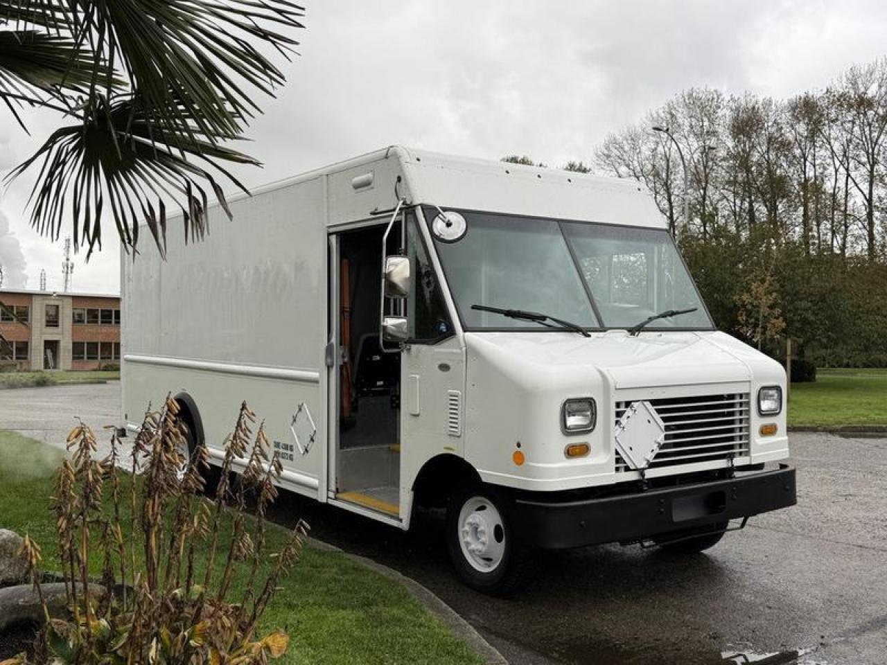 Used 2011 Ford Econoline E450 16 Foot Cargo Step Van with Rear Shelving for sale in Burnaby, BC