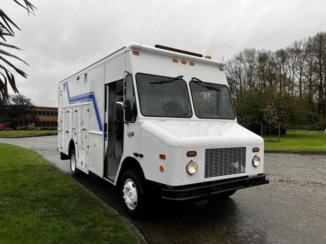 Used 2005 Workhorse W-Series Service  Cargo Step Van With shelving for sale in Burnaby, BC