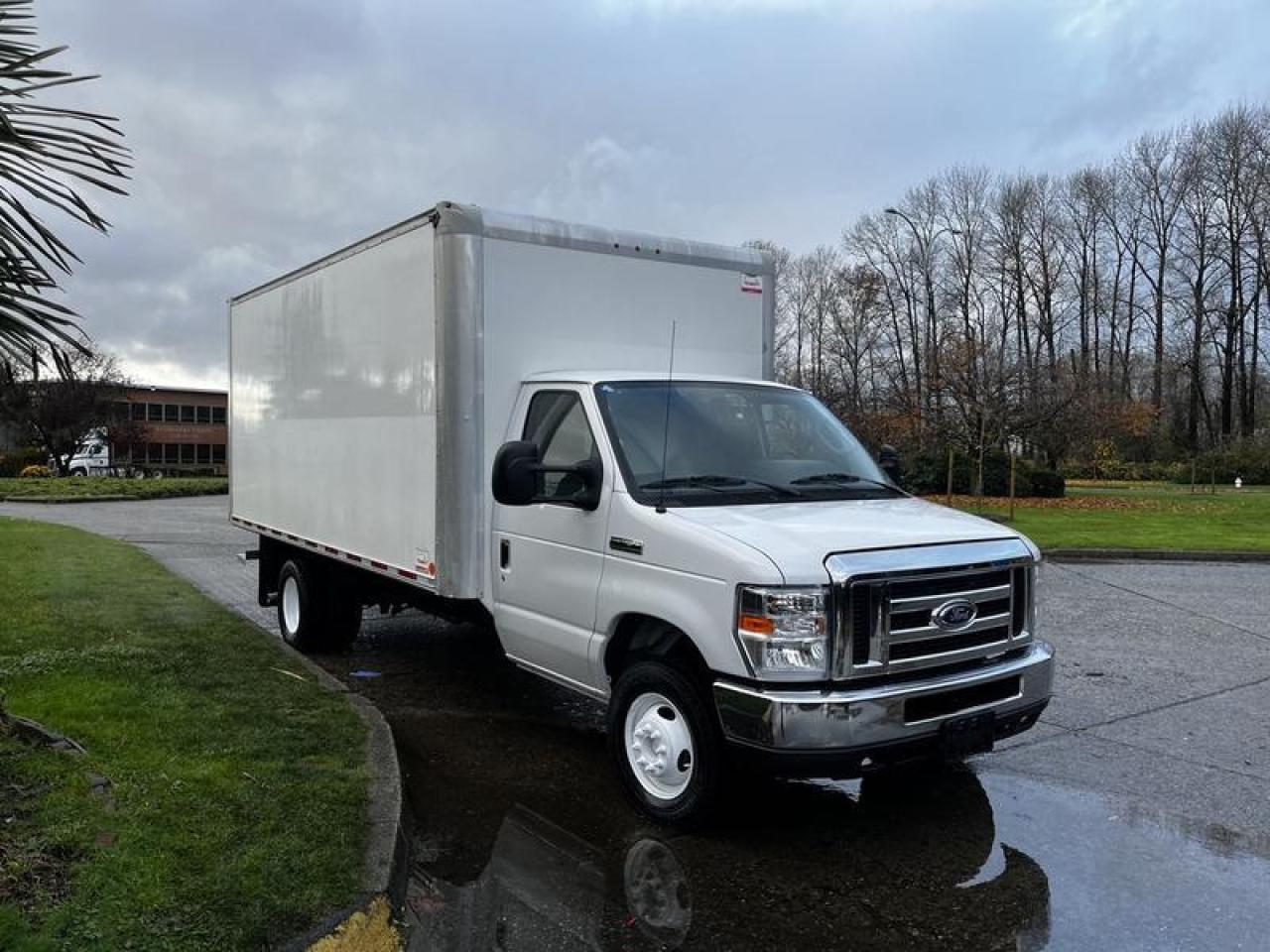 Used 2019 Ford Econoline E450 16 Foot Cube Truck for sale in Burnaby, BC