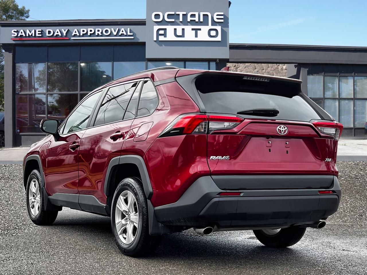 2021 Toyota RAV4 XLE - Photo #4