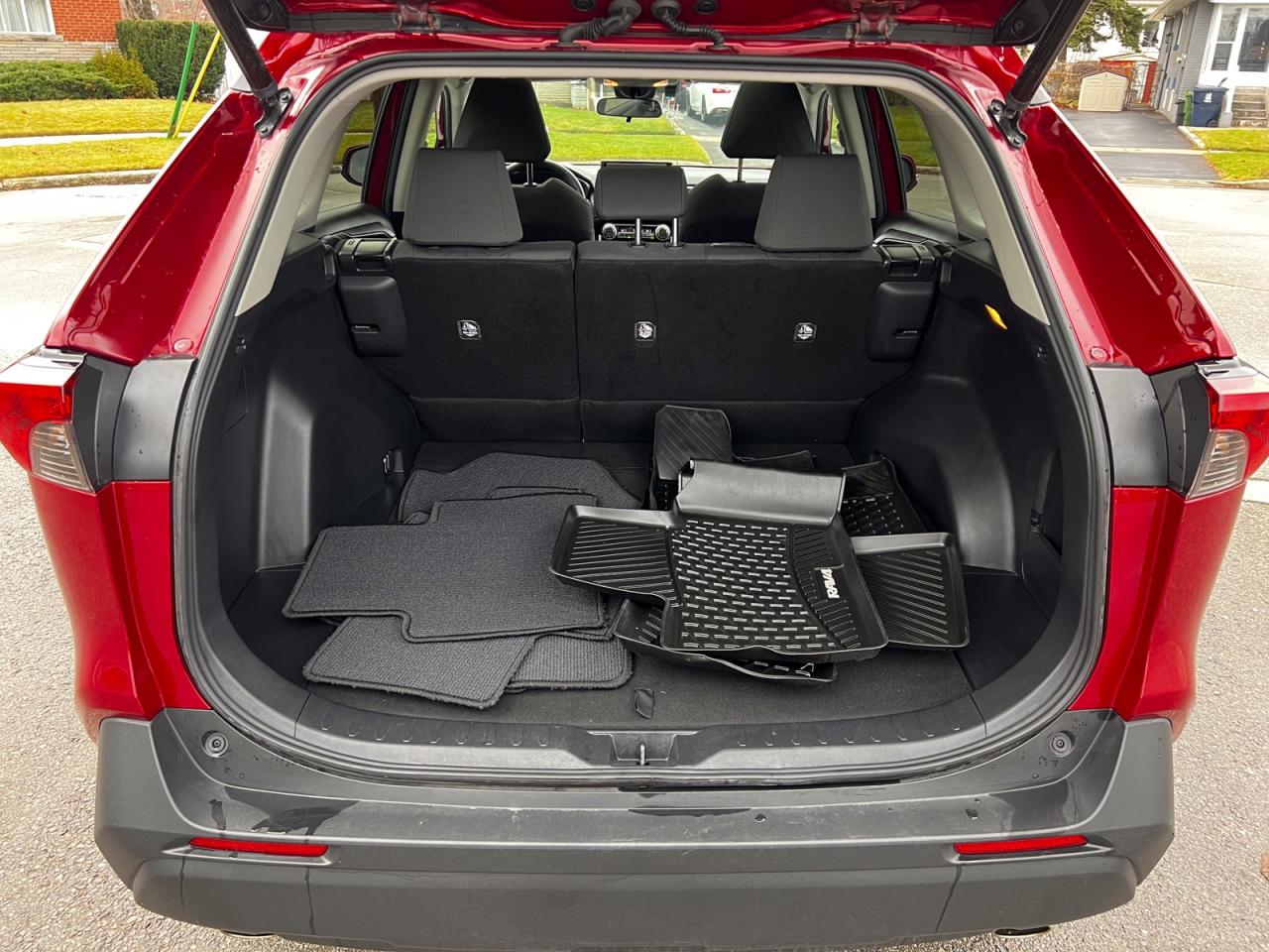 2021 Toyota RAV4 XLE - Photo #9