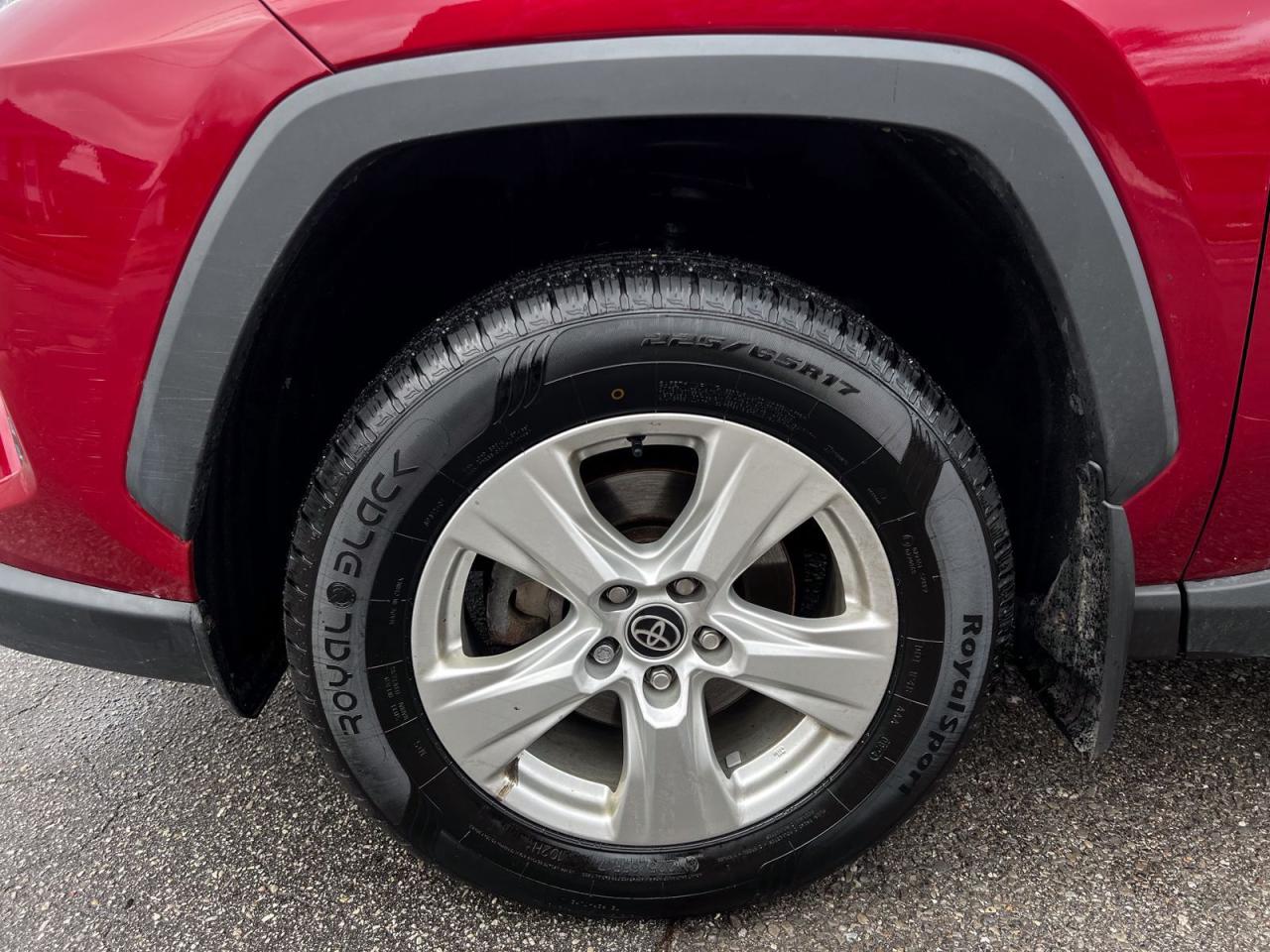 2021 Toyota RAV4 XLE - Photo #8