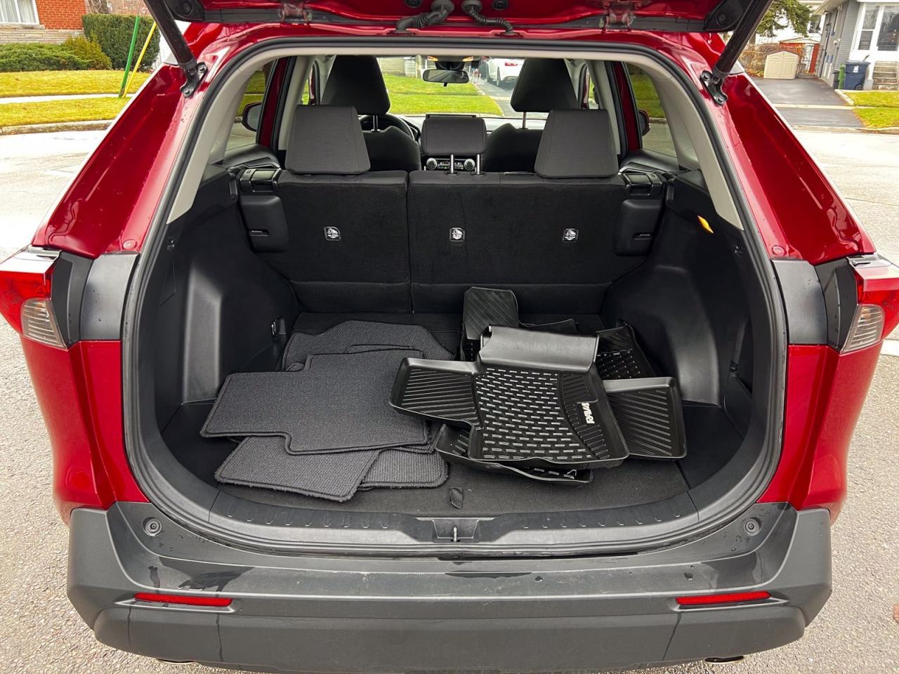 2021 Toyota RAV4 XLE - Photo #9