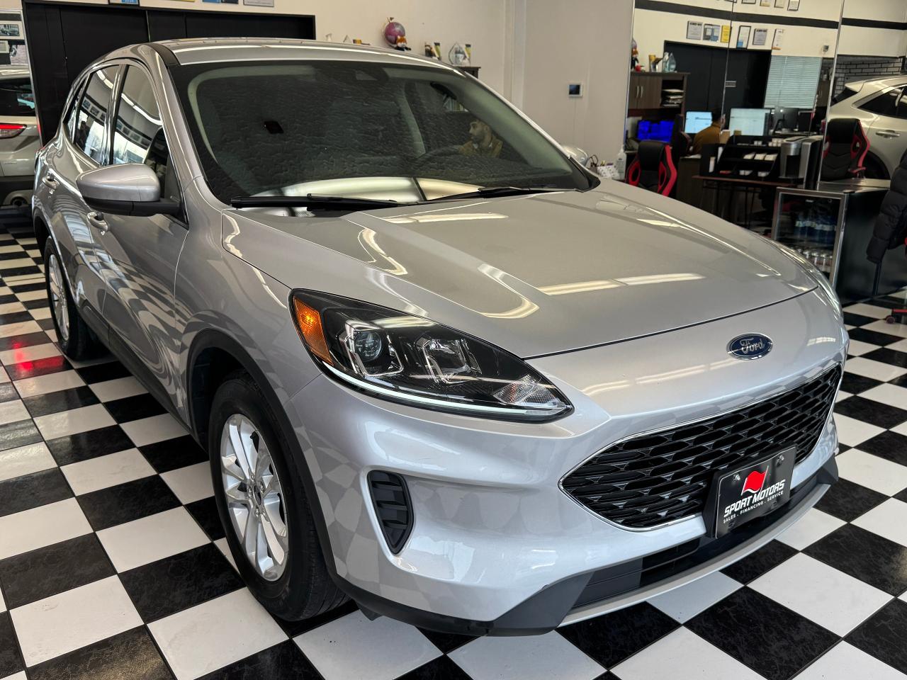 2020 Ford Escape SE+New Tires+ApplePlay+LaneDeparture+CLEANC CARFAX - Photo #8