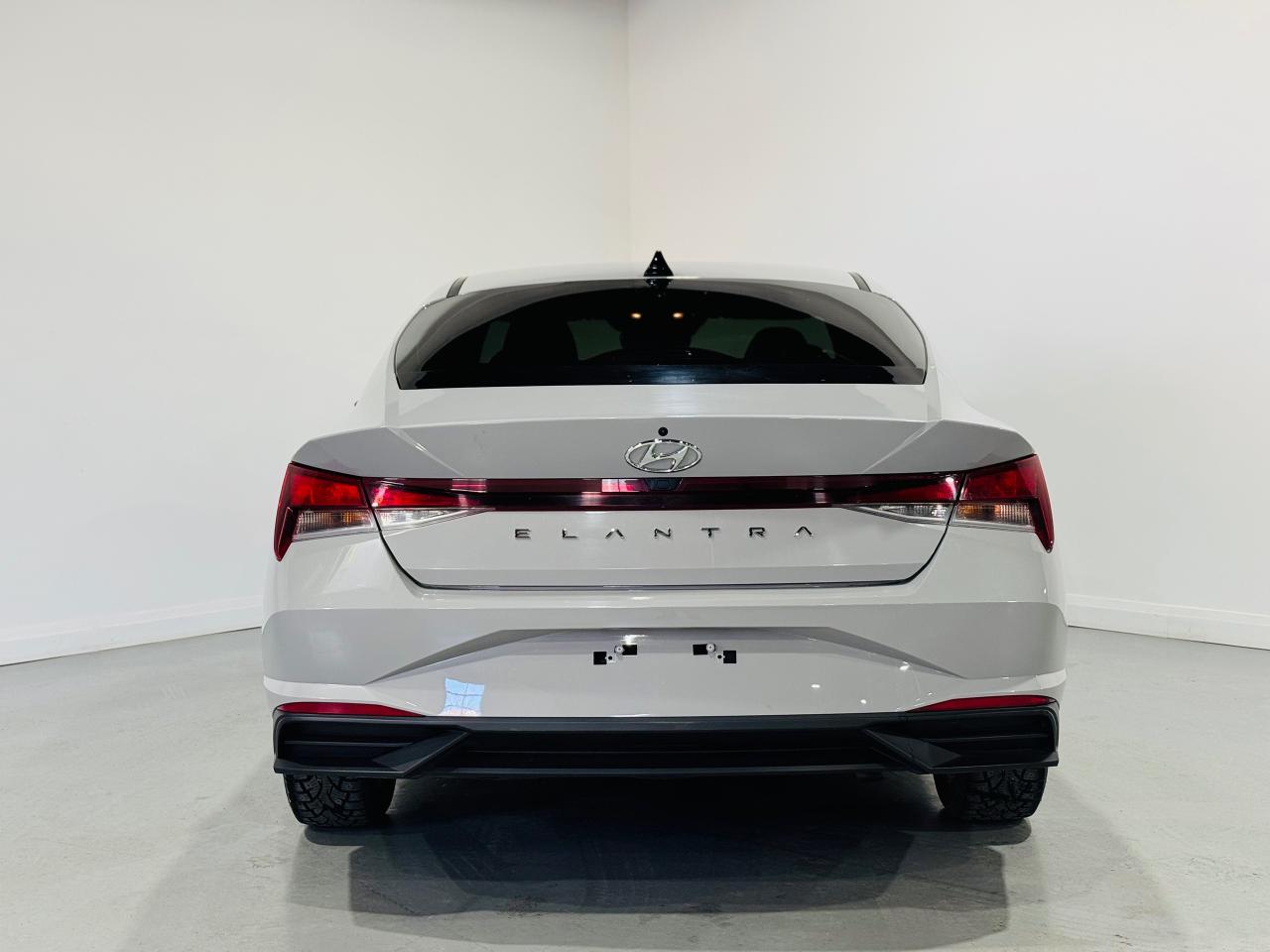 2022 Hyundai Elantra Preferred IVT - Photo #6