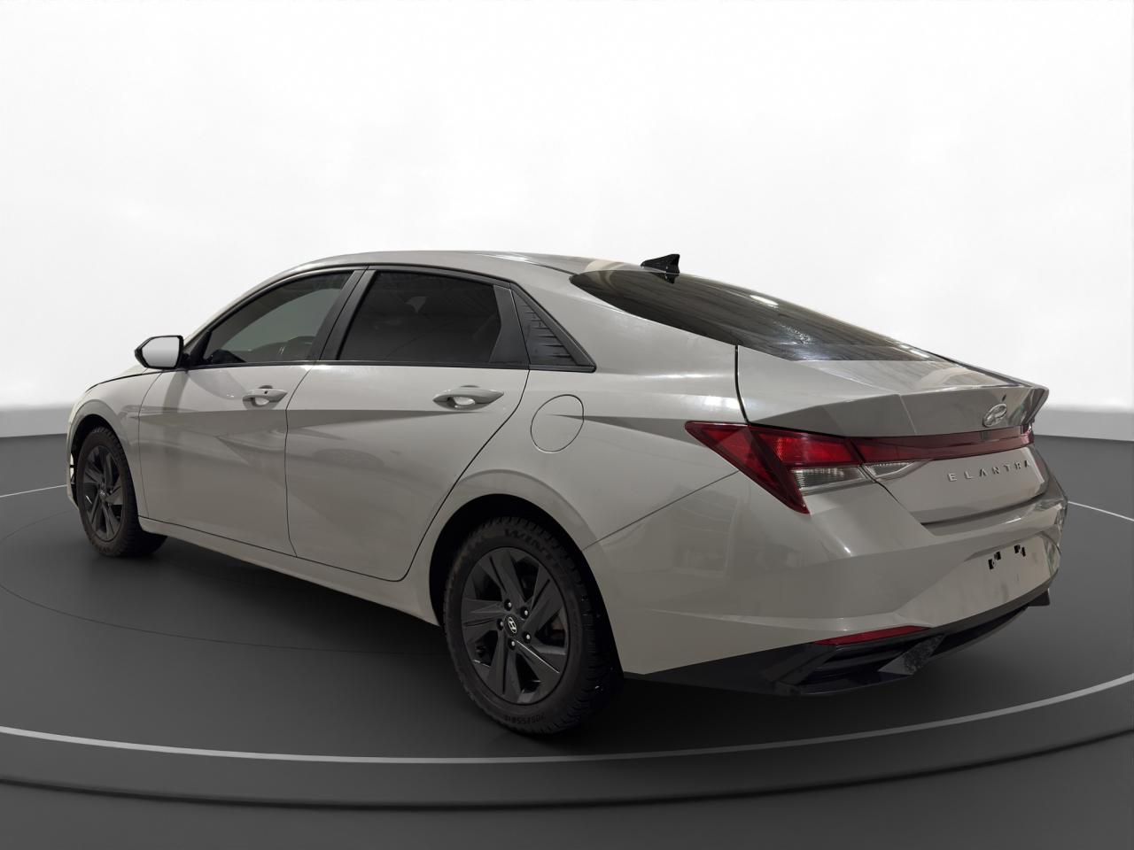 2022 Hyundai Elantra Preferred IVT - Photo #8