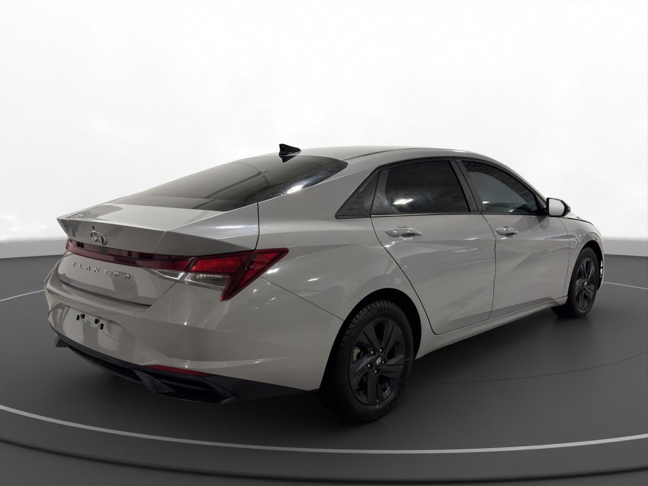 2022 Hyundai Elantra Preferred IVT - Photo #6