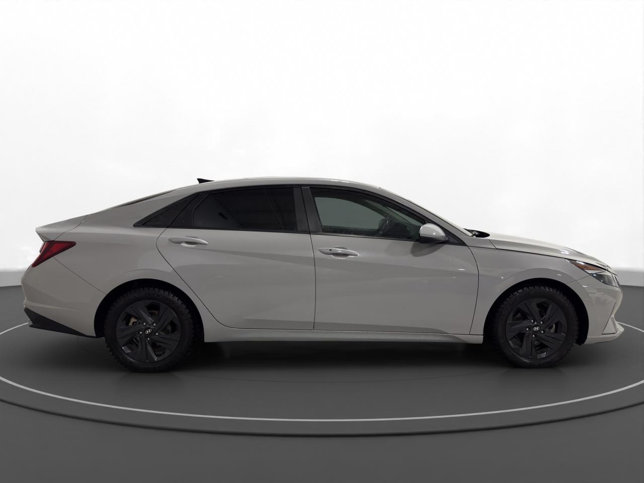 2022 Hyundai Elantra Preferred IVT - Photo #5