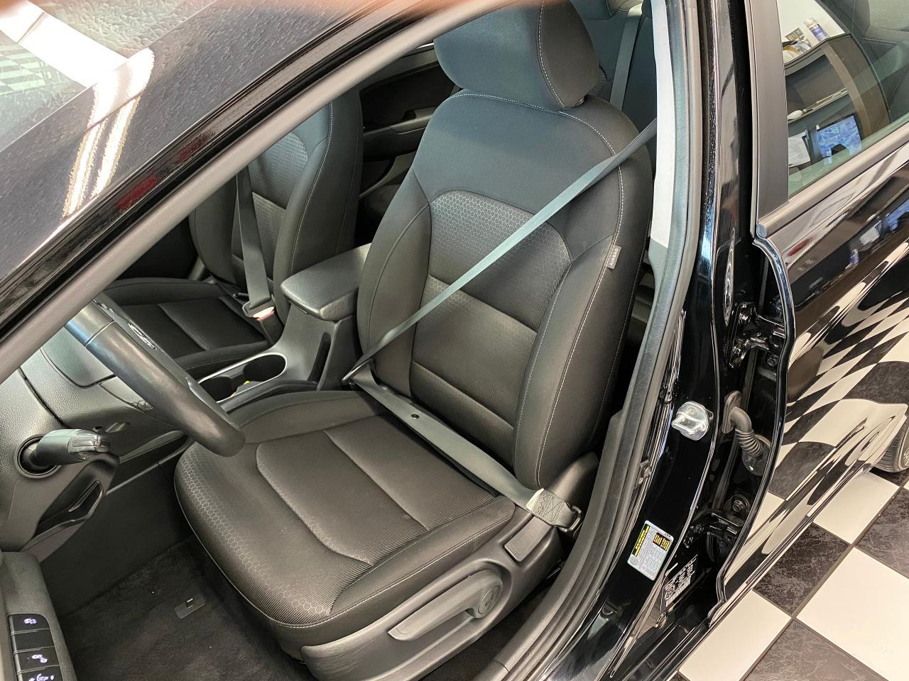 2017 Hyundai Elantra GL+New Tires+Camera+ApplePlay+Heated Steering Photo17