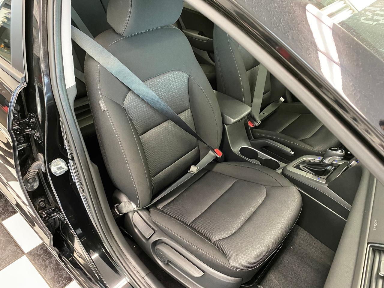 2017 Hyundai Elantra GL+New Tires+Camera+ApplePlay+Heated Steering Photo20