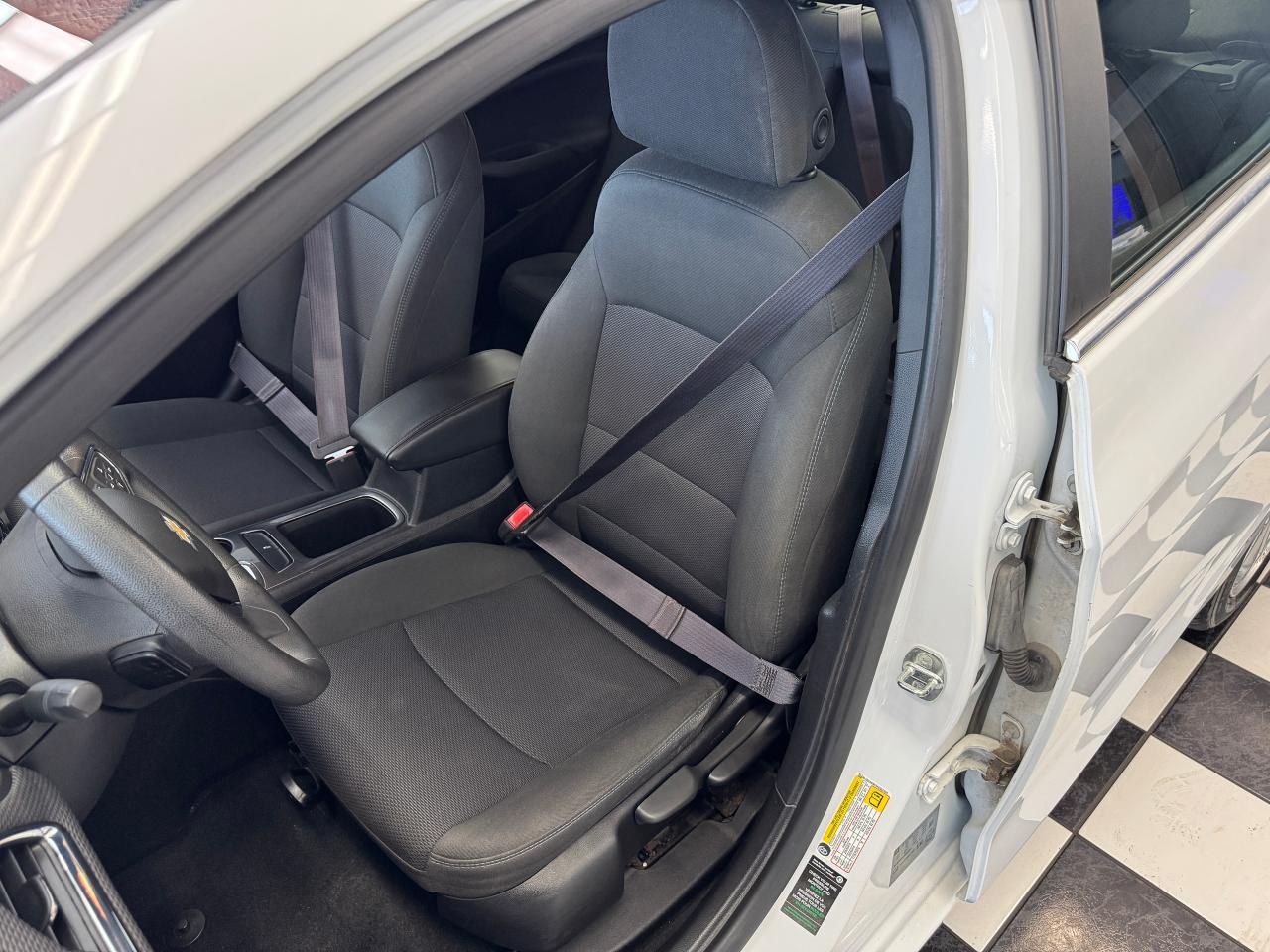 2017 Chevrolet Cruze LT+Camera+Heated Seats+A/C+CLEAN CARFAX Photo81