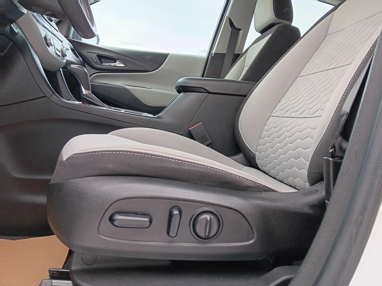 2020 Chevrolet Equinox AWD, Remote Start, BU Cam, Htd Seats, Lane assist - Photo #12