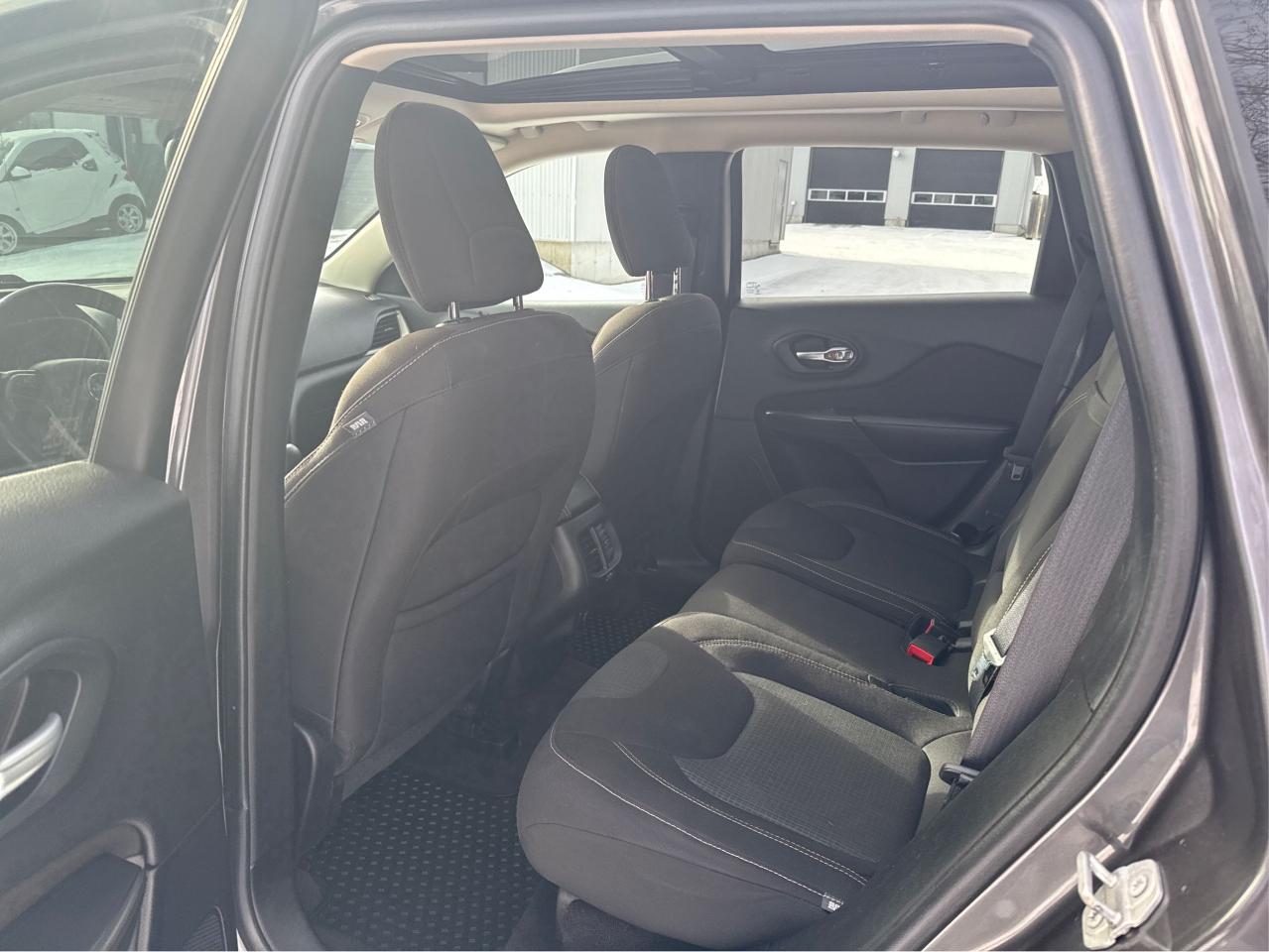 2016 Jeep Cherokee North - Photo #10