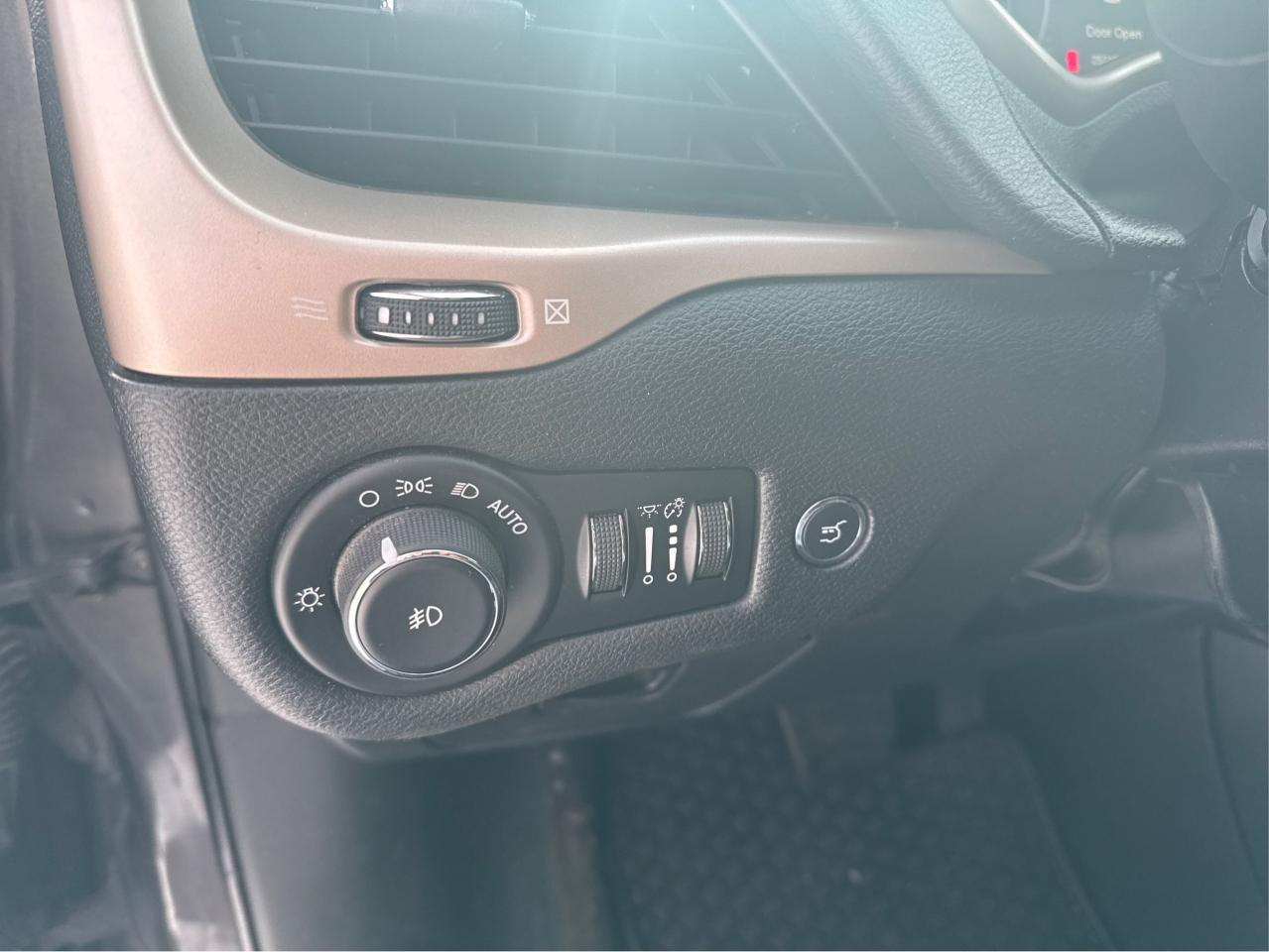 2016 Jeep Cherokee North - Photo #18