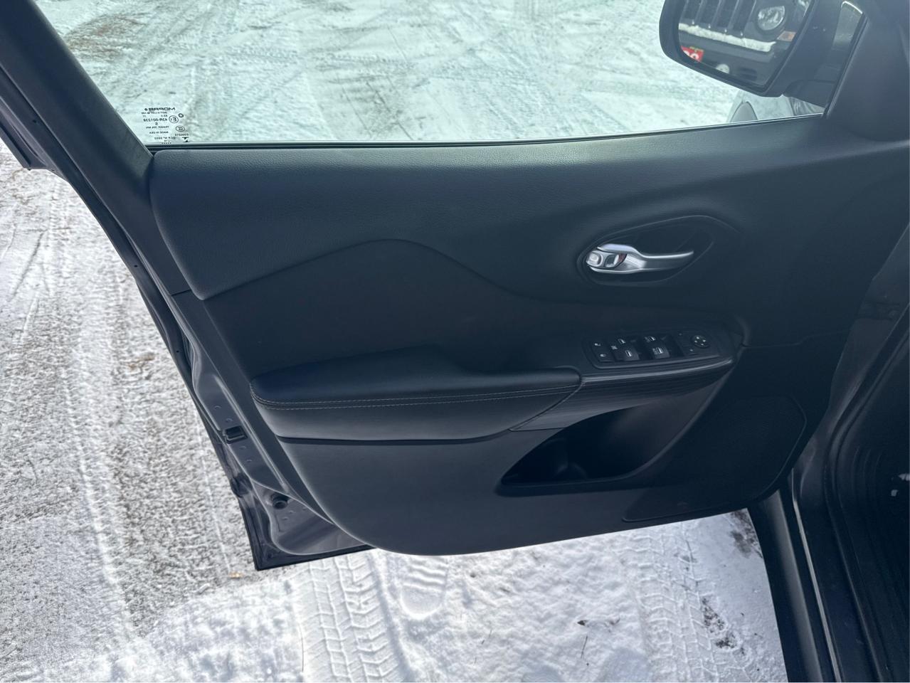 2016 Jeep Cherokee North - Photo #20