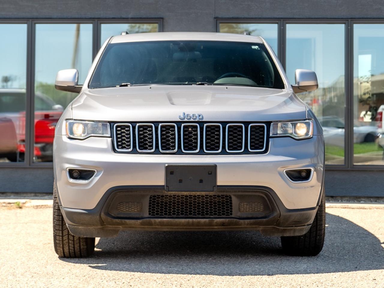 2021 Jeep Grand Cherokee LAREDO 4x4 Photo2