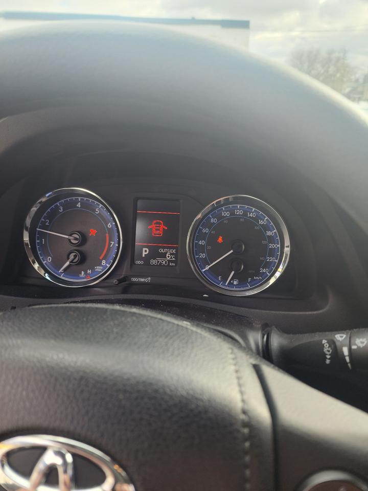 2018 Toyota Corolla LE LOW KM Photo