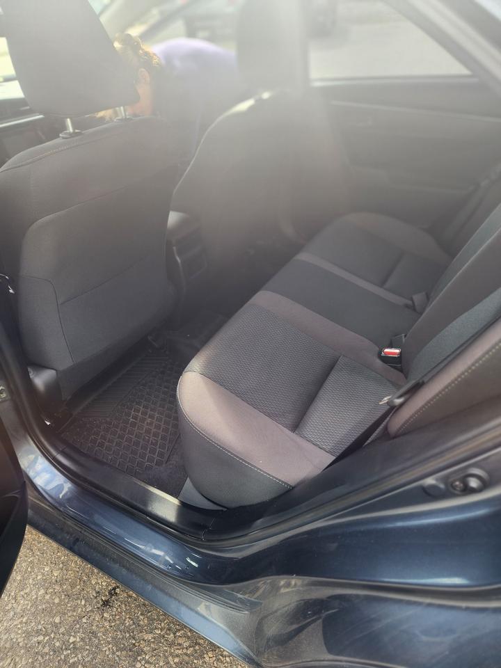 2018 Toyota Corolla LE LOW KM Photo