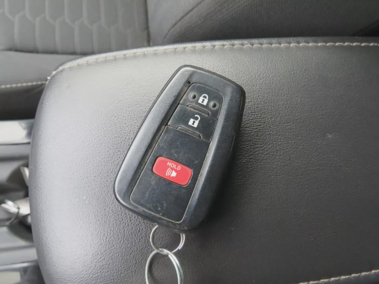 2019 Toyota Corolla Hatchback SE (**AUTOMATIC**BUG DEFLECTOR**CRUISE CONTROL**BLUETOOTH**LANE ASSIST**REVERSE CAMERA**PUSH BUTTON START**DIGITAL CLIMATE CONTROL**DIGITAL TOUCHSCREEN**) Photo