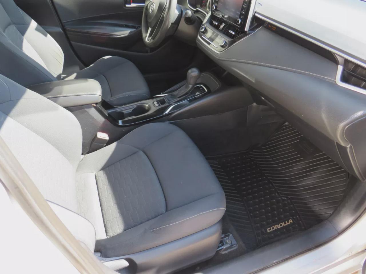 2019 Toyota Corolla Hatchback SE (**AUTOMATIC**BUG DEFLECTOR**CRUISE CONTROL**BLUETOOTH**LANE ASSIST**REVERSE CAMERA**PUSH BUTTON START**DIGITAL CLIMATE CONTROL**DIGITAL TOUCHSCREEN**) Photo