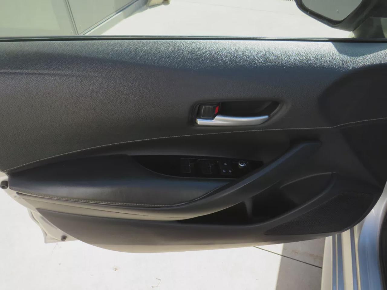 2019 Toyota Corolla Hatchback SE (**AUTOMATIC**BUG DEFLECTOR**CRUISE CONTROL**BLUETOOTH**LANE ASSIST**REVERSE CAMERA**PUSH BUTTON START**DIGITAL CLIMATE CONTROL**DIGITAL TOUCHSCREEN**) Photo