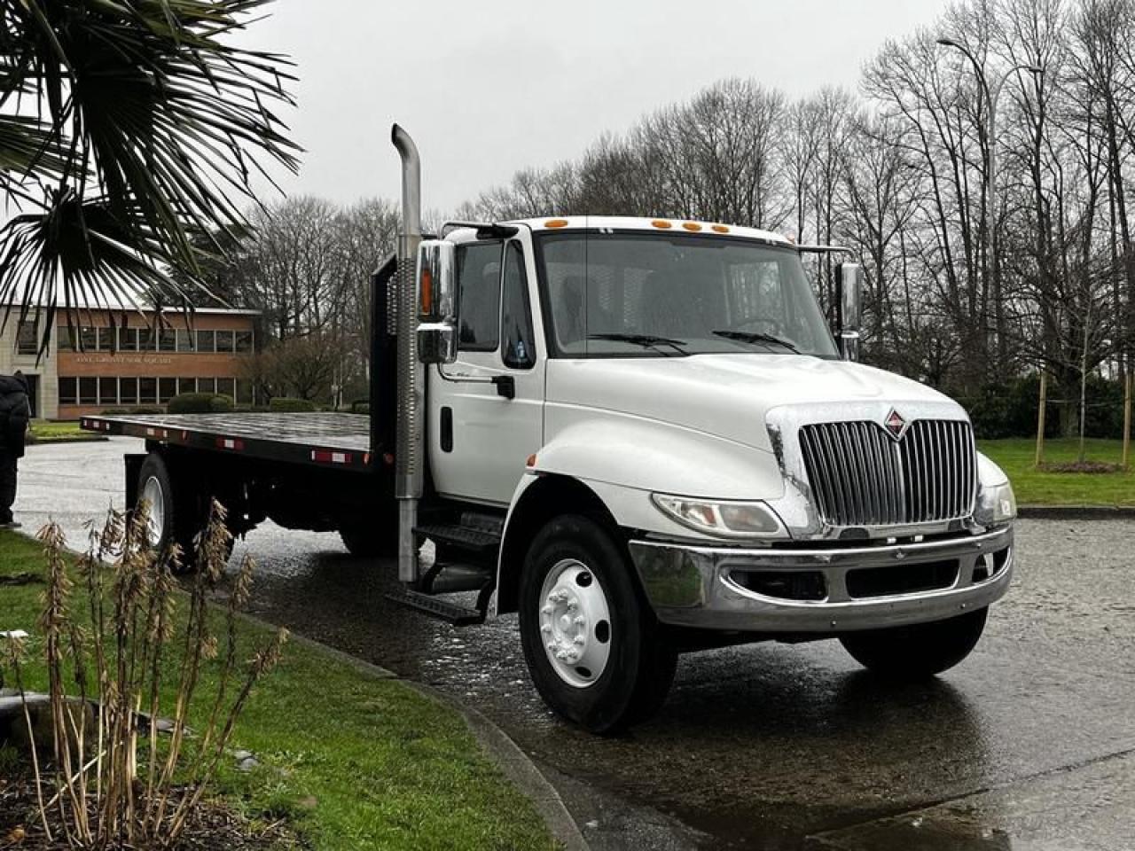 Used 2011 International 4300 DuraStar 22 Foot Flat Deck Diesel Hydraulic Brakes for sale in Burnaby, BC