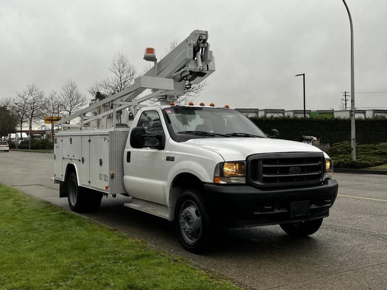 Used 2004 Ford F-450 SD Bucket  Truck  2WD for sale in Burnaby, BC