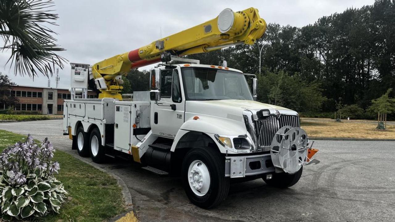 2006 International 7500 55 Foot Bucket truck With Air Brakes Diesel, 9.3L, 6 cylinder, 6X4, air conditioning, power door locks, power windows, power mirrors, white exterior, grey interior. This item is currently OFFSITE. You must register an appointment with our office to schedule an offsite viewing. Appointments must be made a minimum of one business day in advance (and as defined by the days that Repo.com is open for business) before your appointment can be scheduled and confirmed. We may, at our own discretion, instead opt to transport smaller items to Repo.coms main yard for viewing purposes.  $46,590.00 plus $375 processing fee, $46,965.00 total payment obligation before taxes.   Listing report, warranty, contract commitment cancellation fee, financing available on approved credit (some limitations and exceptions may apply). All above specifications and information is considered to be accurate but is not guaranteed and no opinion or advice is given as to whether this item should be purchased. We do not allow test drives due to theft, fraud, acts of vandalism and undetectable impaired driving. Instead we provide the following benefits: Complimentary Warranty (with options to extend), Limited Money Back Satisfaction Guarantee on Fully Completed Contracts, Contract Commitment Cancellation, and an Open-Ended Sell-Back Option. Ask seller for details or call 604-522-REPO(7376) to confirm listing availability.