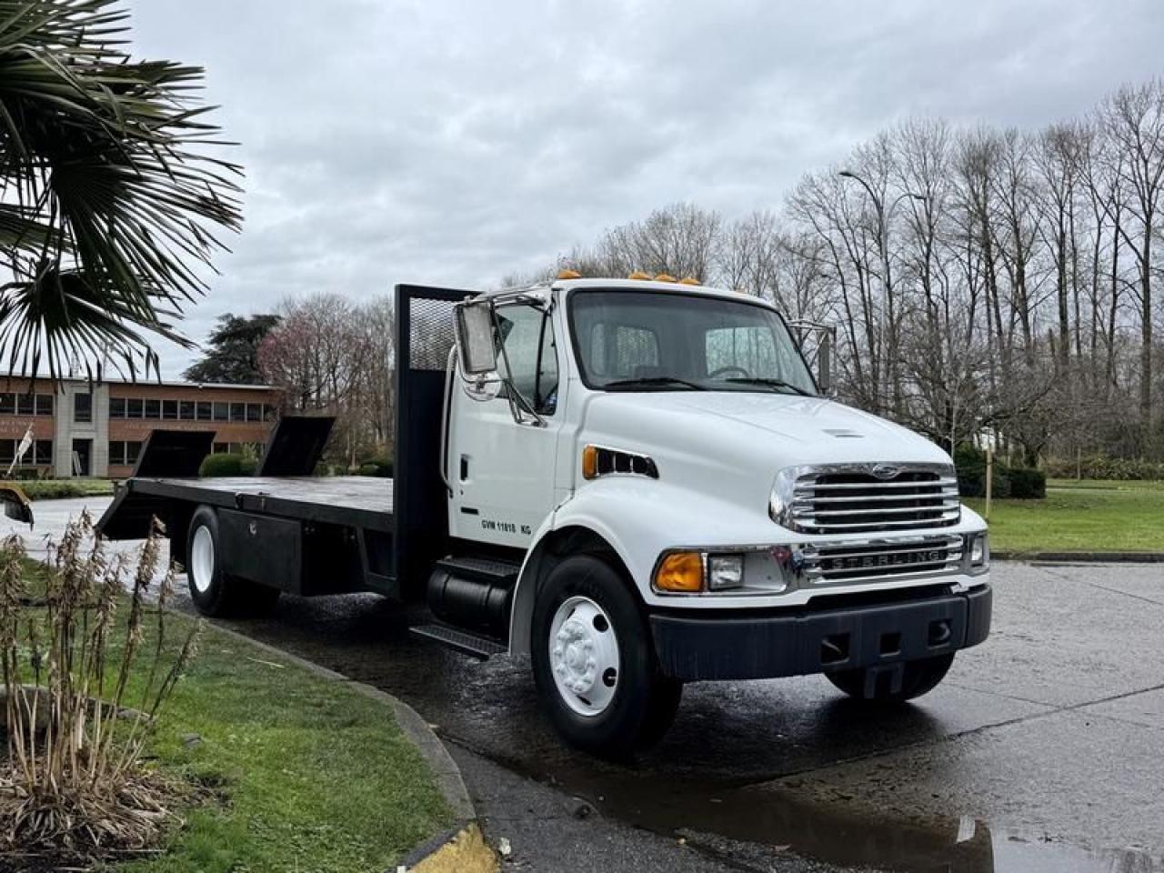 Used 2008 Sterling Acterra 20 Foot Flatdeck with Ramp Hydraulic Brakes Diesel for sale in Burnaby, BC