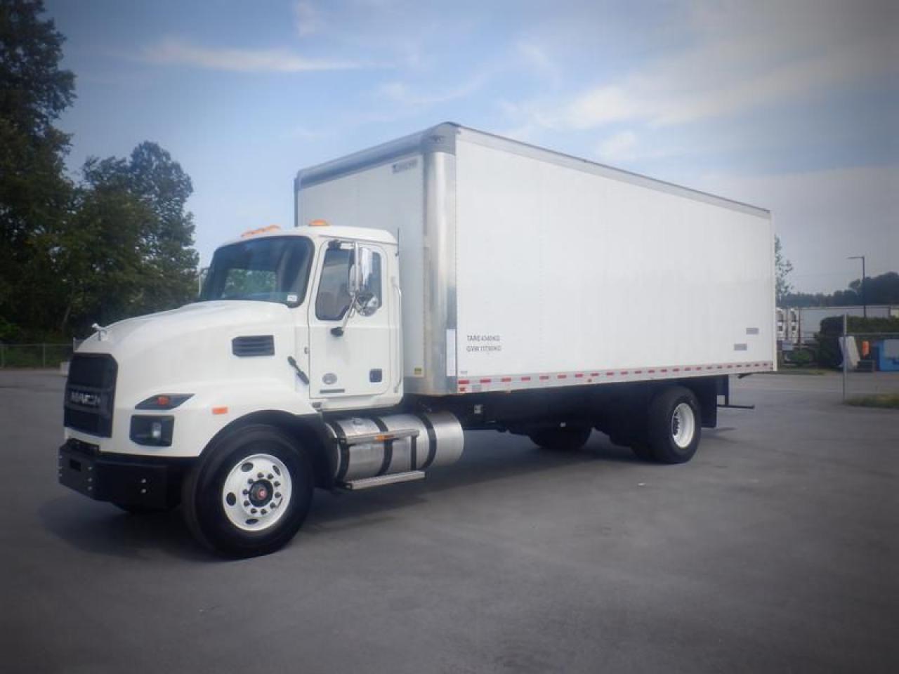 Used 2021 Mack MD 24 foot Cube Van  Dually Diesel Air Brakes for sale in Burnaby, BC