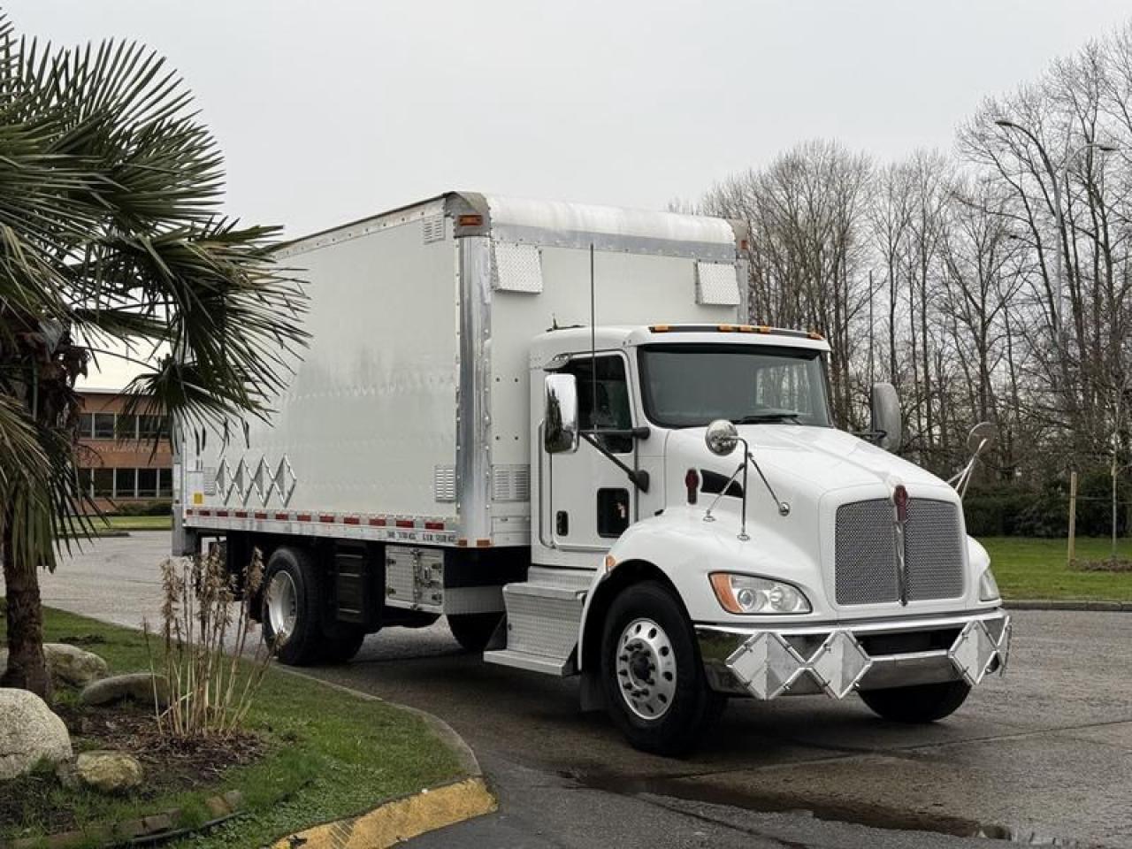 Used 2017 Kenworth T370 18 Foot Cube Van with Powered Tailgate Diesel with Air Brakes for sale in Burnaby, BC