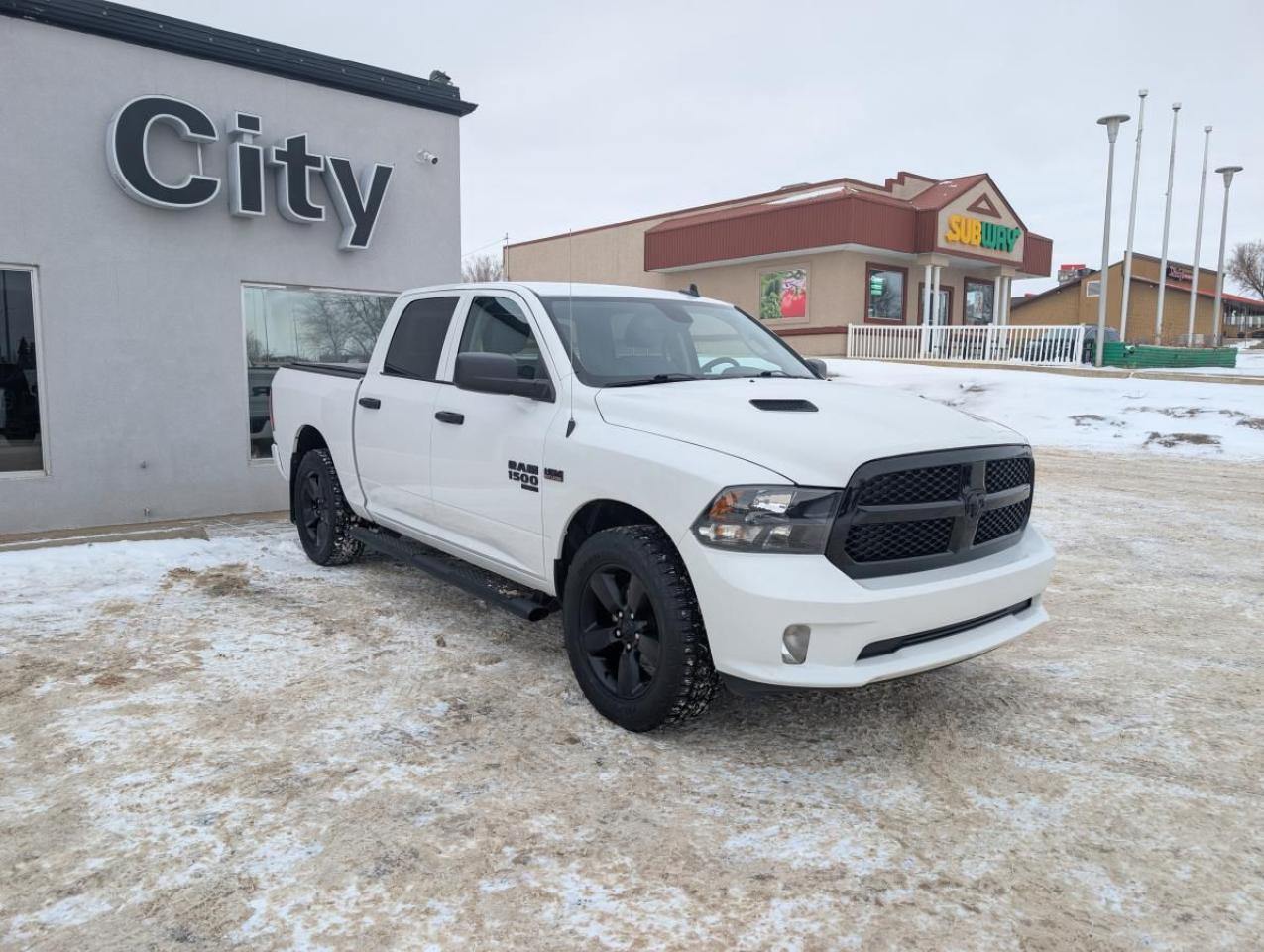 Used 2021 RAM 1500 Classic Express cabine d'équipe 4x4 caisse de 5 pi 7 po for sale in Medicine Hat, AB