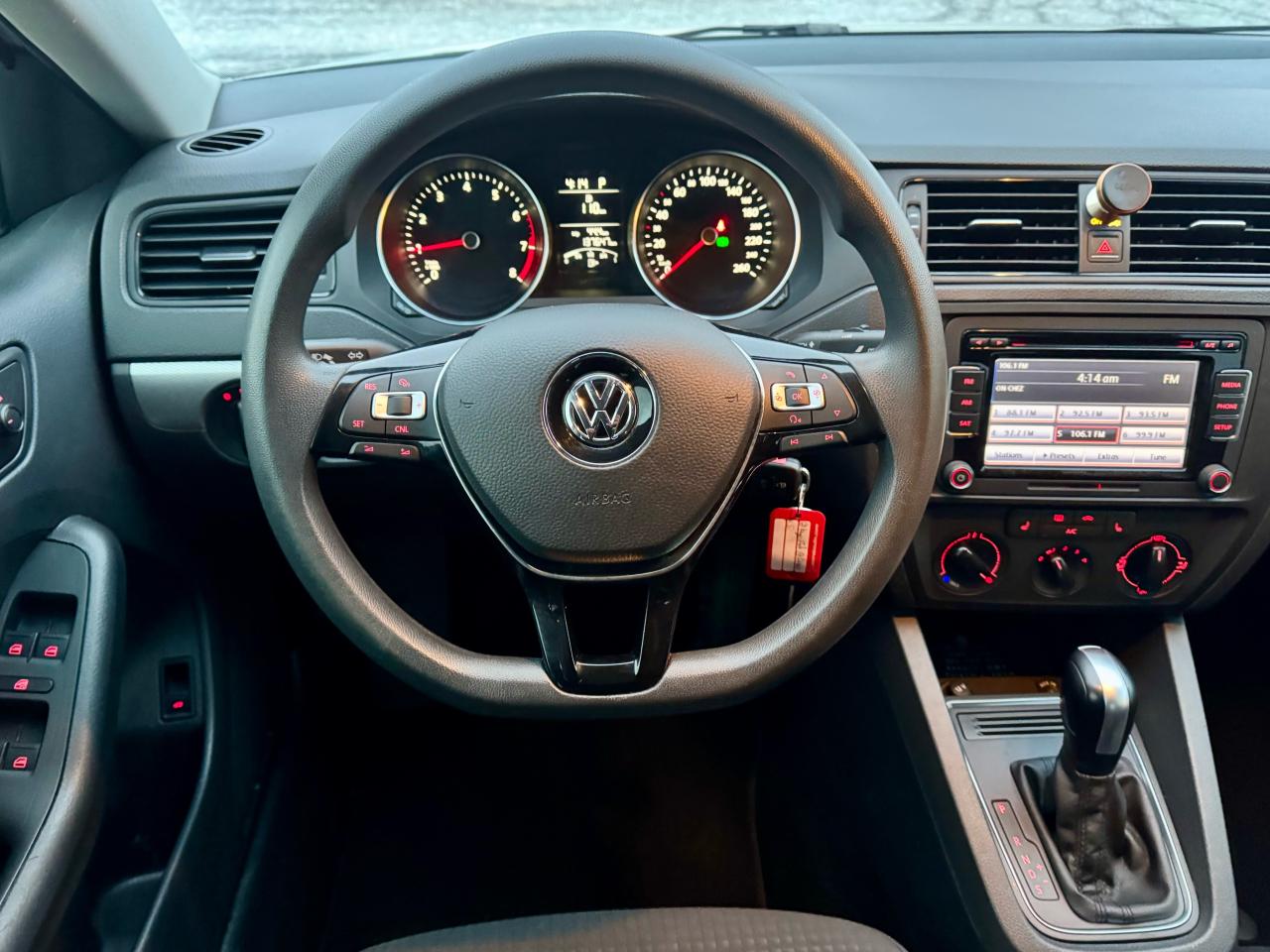 2015 Volkswagen Jetta 4dr 2.0L Auto Trendline Photo2