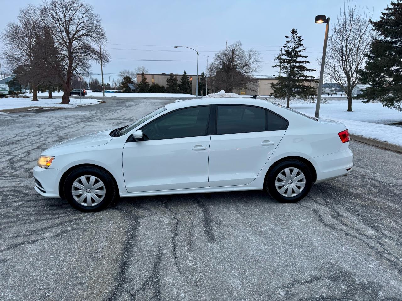 2015 Volkswagen Jetta 4dr 2.0L Auto Trendline - Photo #9