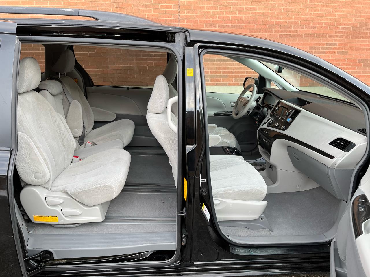 2011 Toyota Sienna LE-FULLY EQUIPPED-ONLY 190,722 KMS! Photo4