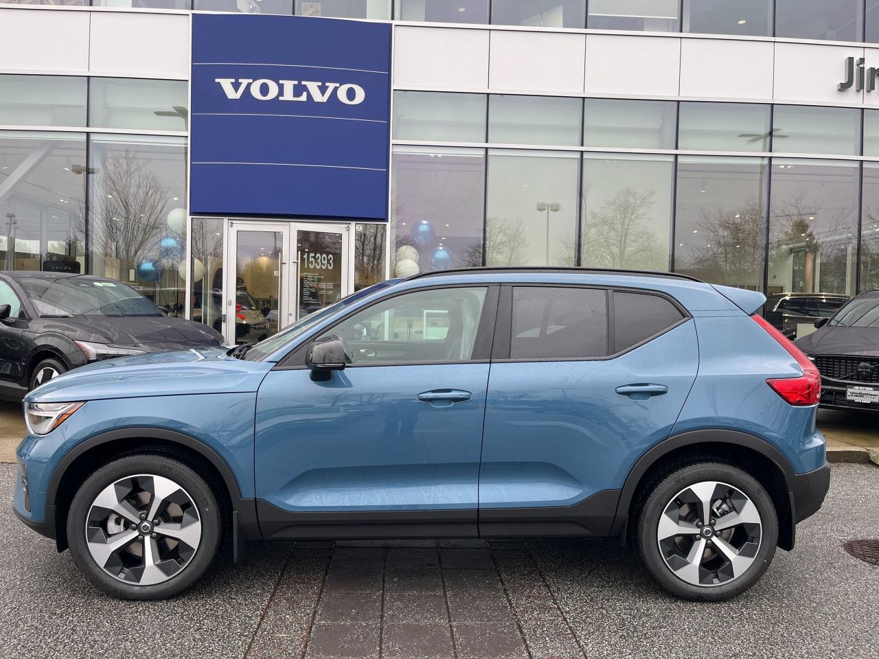 New 2025 Volvo XC40 B5 AWD Plus Dark Theme for sale in Surrey, BC