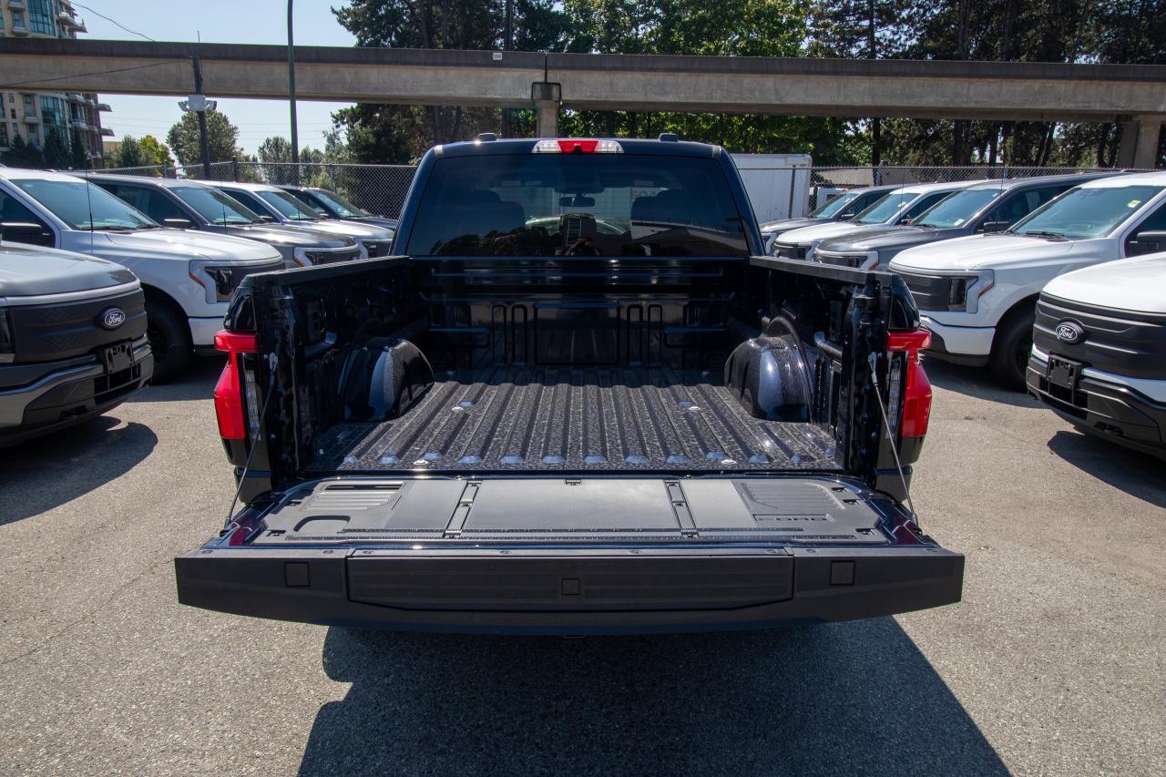 2025 Ford F-150 Lightning XLT 4WD SuperCrew 5.5' Box Photo5