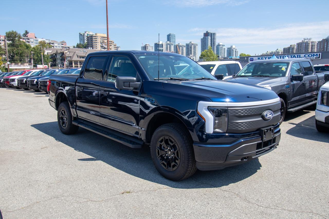 2025 Ford F-150 Lightning XLT 4WD SuperCrew 5.5' Box Photo3