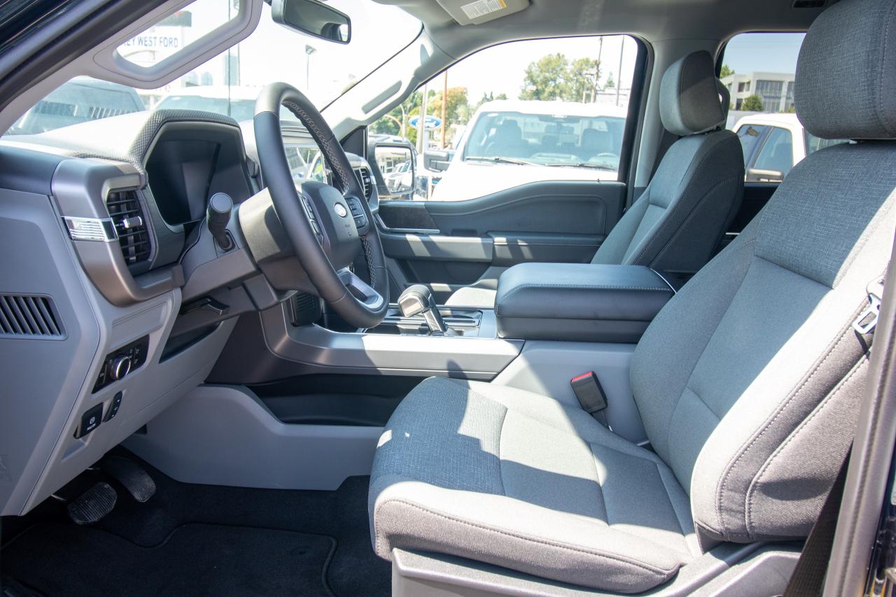 2025 Ford F-150 Lightning XLT 4WD SuperCrew 5.5' Box Photo5