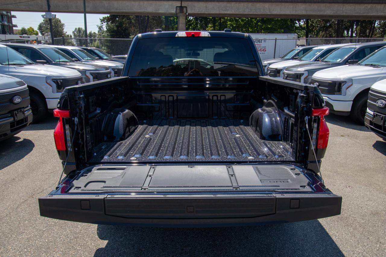2025 Ford F-150 Lightning XLT 4WD SuperCrew 5.5' Box Photo5