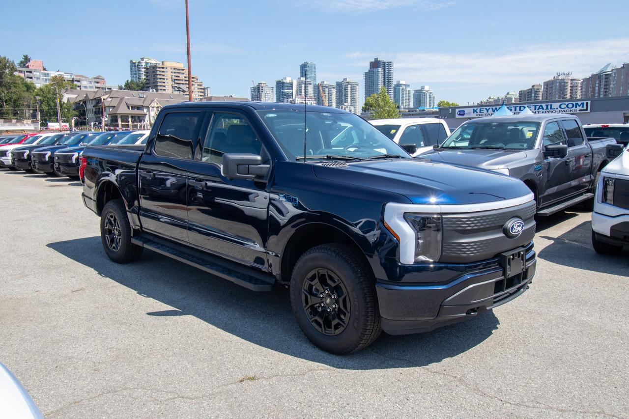 2025 Ford F-150 Lightning XLT 4WD SuperCrew 5.5' Box Photo3