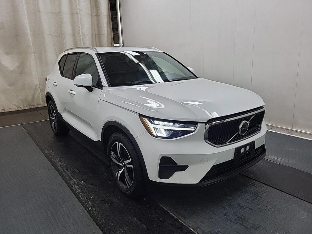 Used 2023 Volvo XC40 B5 AWD Core -Navigation System-Leather-Sunroof !!! for sale in Burlington, ON