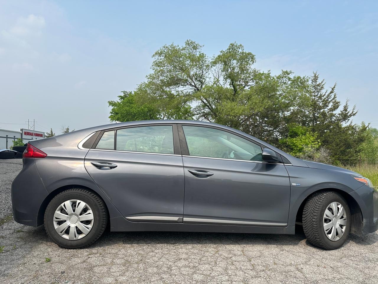 2017 Hyundai IONIQ LIMITED | ONE OWNER | LEATHER | NAV | SUNROOF Photo4