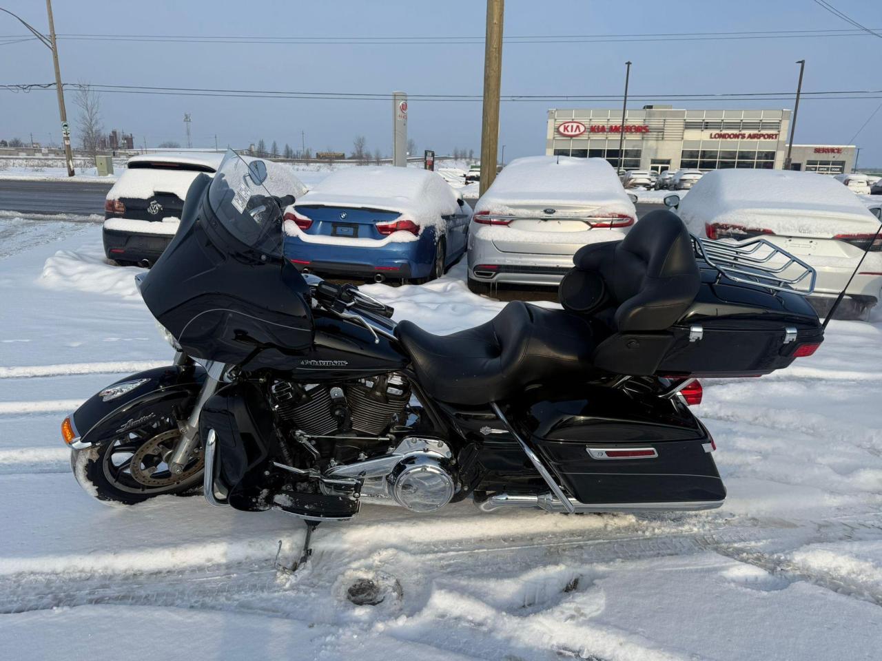 2017 Harley-Davidson FLHTK Electra Glide Ultra Limited LOW, LOADED, GREAT CONDITION, LIGHT DAMAGE, AS IS - Photo #2