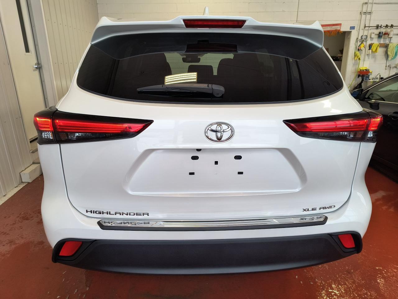 2021 Toyota Highlander XLE AWD Photo4