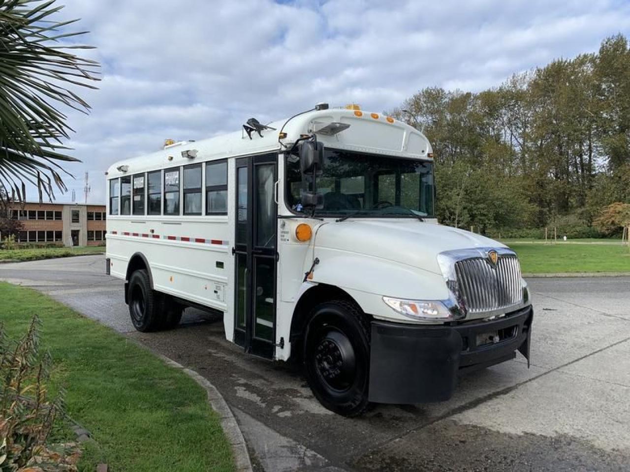 Used 2016 International 4200 21 Passenger Bus With Hydraulic Brakes for sale in Burnaby, BC