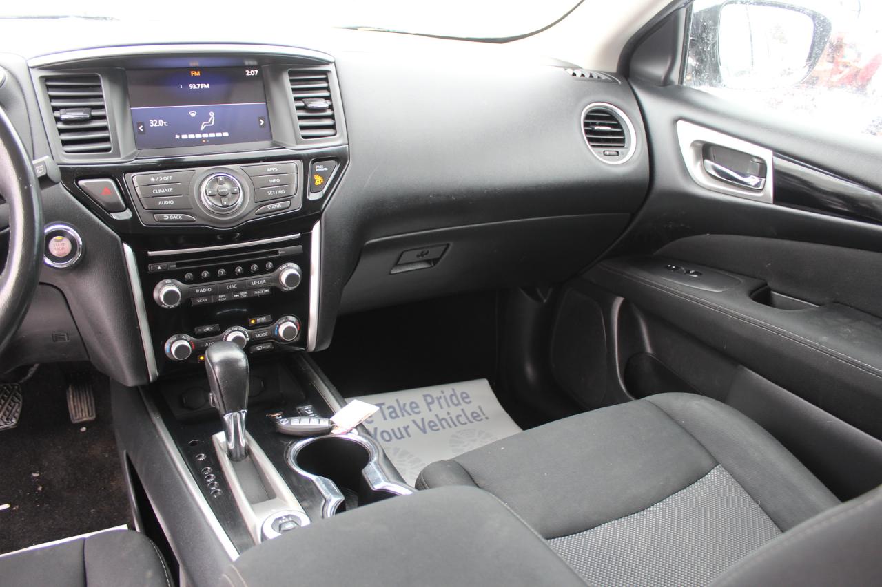 2017 Nissan Pathfinder  Photo3